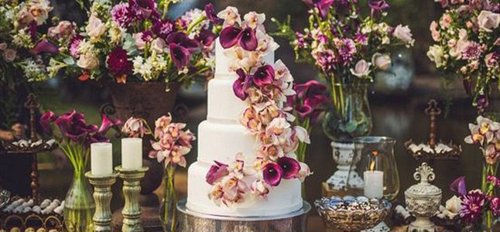  Pregatiri pentru nunta - tort decorat cu flori artificiale