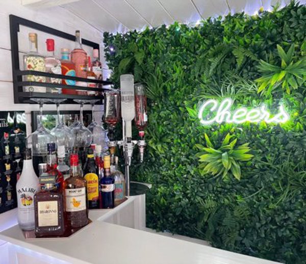 Industria HORECA: Cum Plantele Artificiale Transforma Spatiile de Ospitalitate in Oaze de Eleganta si Relaxare