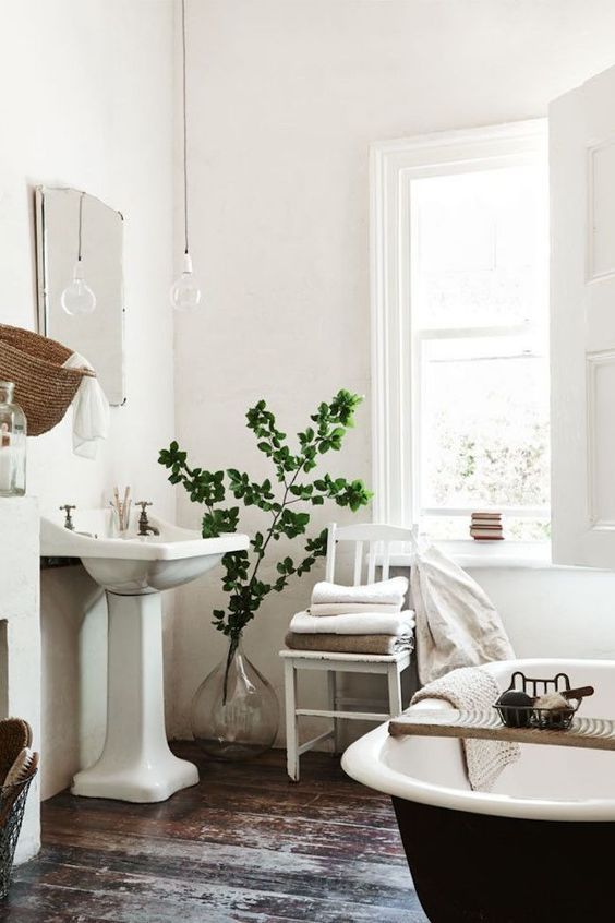 O baie moderna - decoreaza cu flori si plante artificiale