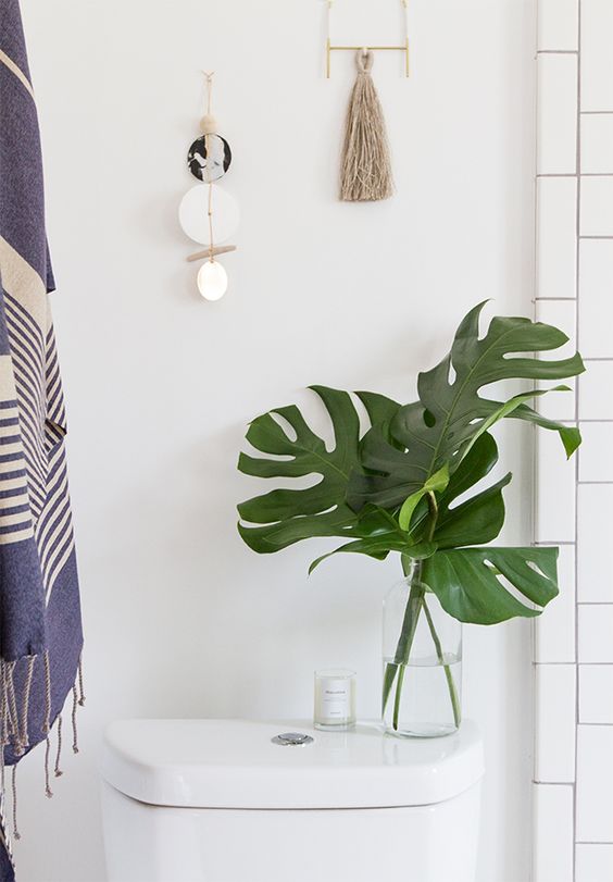 O baie moderna - decoreaza cu flori si plante artificiale