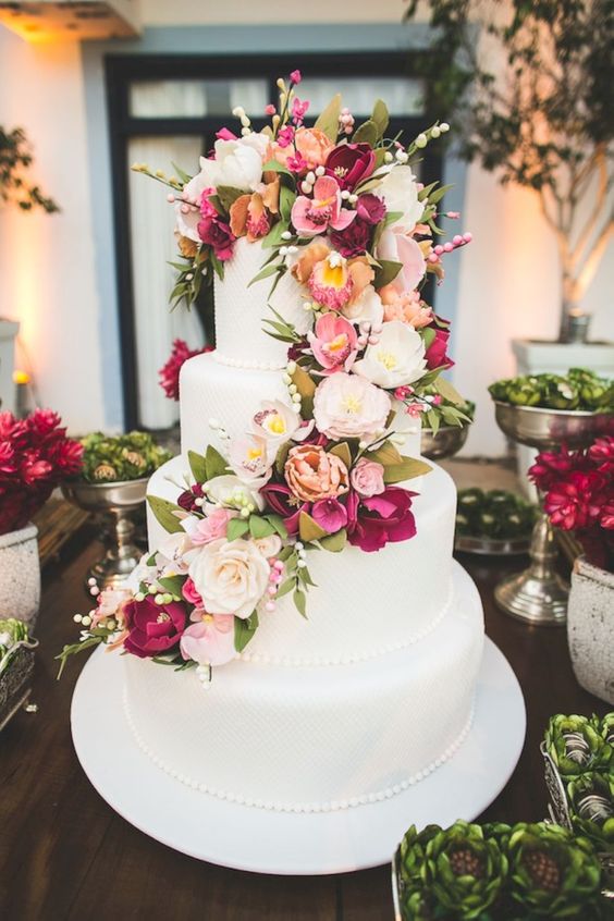 Pregatiri pentru nunta - tort decorat cu flori artificiale