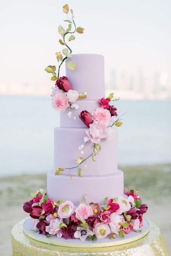 Pregatiri pentru nunta - tort decorat cu flori artificiale